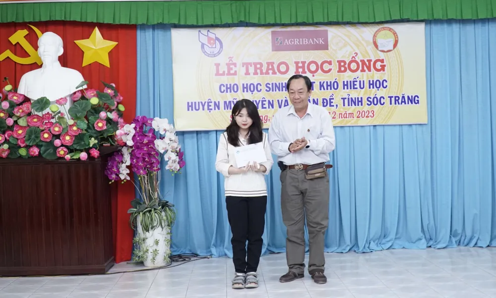 nha-bao-ta-dinh-nghia-uy-vien-ban-chap-hanh-trung-uong-hoi-nha-bao-viet-nam-pho-chu-tich-thuong-truc-hoi-nha-bao-tinh-soc-trang-trao-hoc-bong-khuyen-tai-cho-hoc-sinh-tran-trieu-kieu-tien-3410.jpg