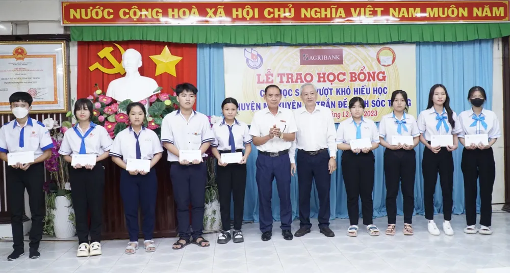 Lãnh đạo Hội Khuyến học tỉnh Sóc Trăng và đại diện Agribank trao học bổng khuyến học cho học sinh khó khăn