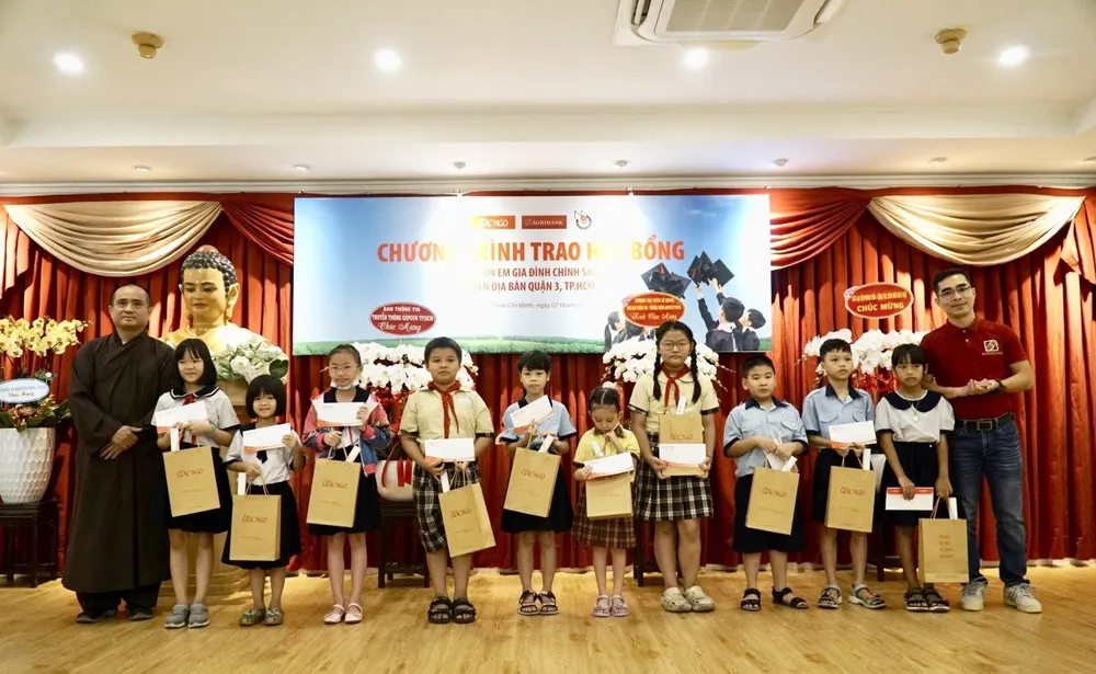 Đại diện Agribank và báo Giác Ngộ trao học bổng cho học sinh quận 3. Ảnh : CTV