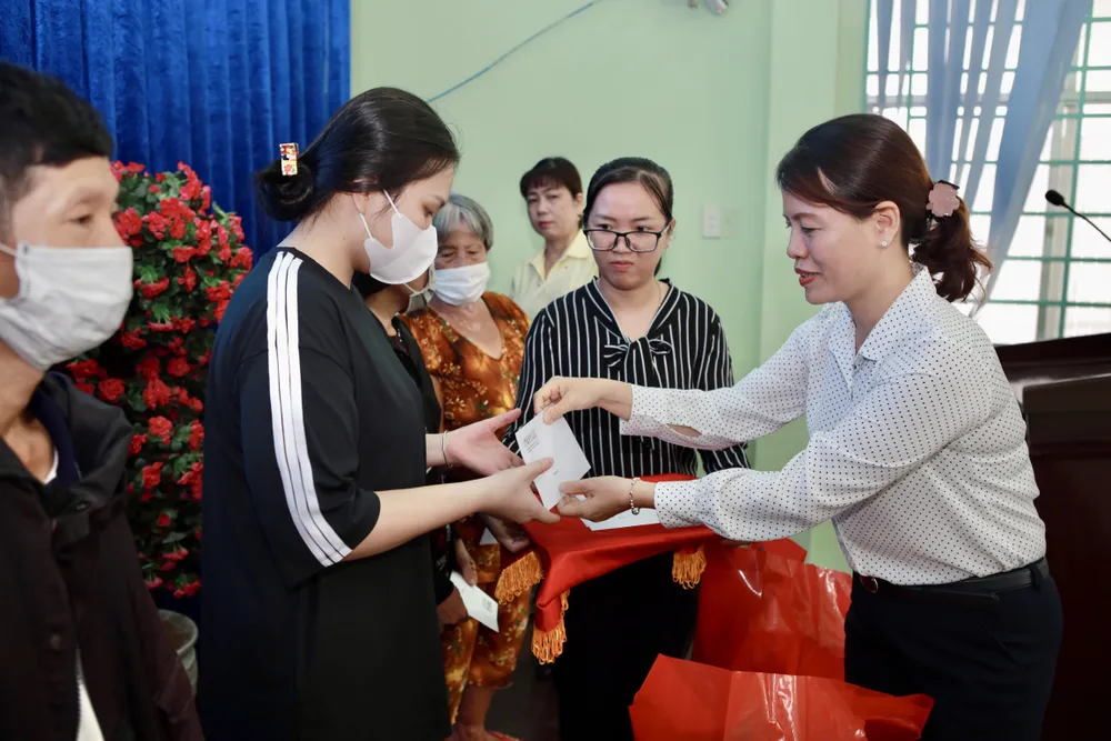 ba-nguyen-thi-hai-anh-pho-giam-doc-chu-tich-cong-doan-co-so-ngan-hang-agribank-chi-nhanh-11-trao-qua-cho-ba-con-1135.jpg
