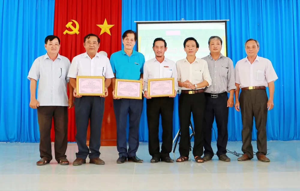 lanh-dao-dang-uy-ubnd-xa-an-truong-a-huyen-cang-long-trao-thu-cam-on-den-cac-don-vi-tai-tro-anh-kim-loan-6939.jpg