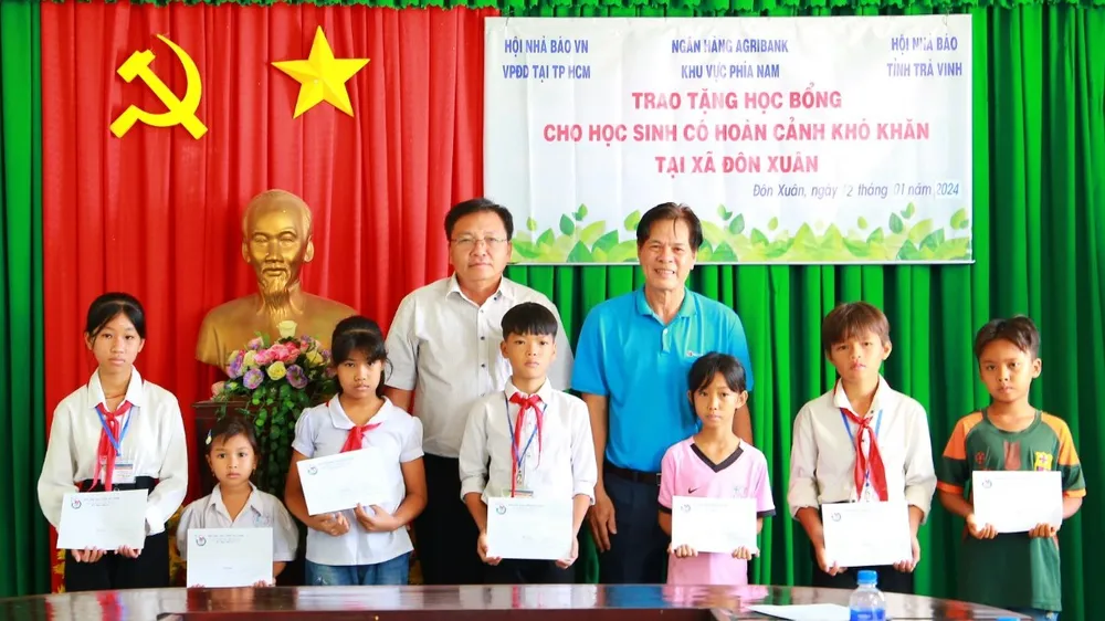 nha-bao-tang-chi-huan-ben-trai-va-ong-le-thanh-nang-trao-hoc-bong-cho-hoc-sinh-xa-don-xuan-huyen-duyen-hai-anh-kim-loan-5933.jpg
