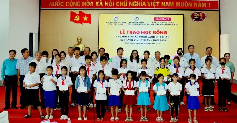 hoi-nha-bao-viet-nam-trao-hoc-bong-cho-hoc-sinh-tai-huyen-vinh-thuan-tinh-kien-giang-159.jpg