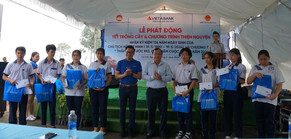 19- 5 Ban tổ chức tặng học bổng cho các học sinh hiếu học có hoàn cảnh khó khăn của huyện Củ Chi.JPG