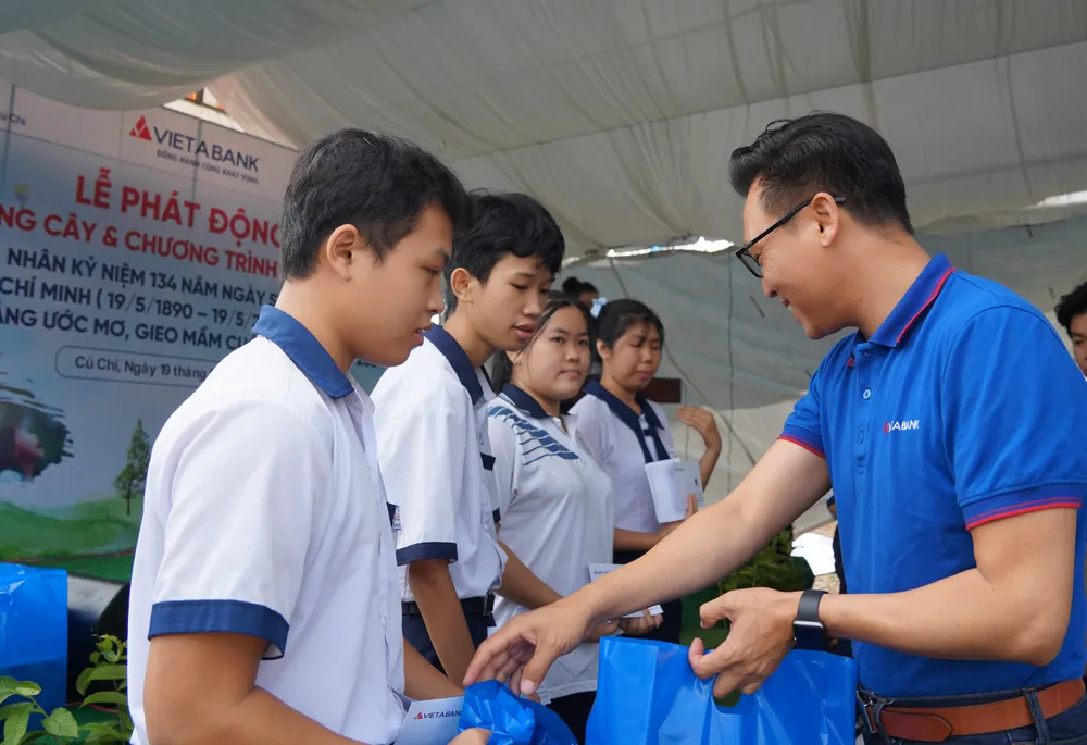 ông Nguyễn Thiện Giang - – Chủ tịch Công Đoàn VietABank  Giám đốc VietABank CN TPHCM tặng học bổng cho học sinh hoàn cảnh  khó khăn .JPG