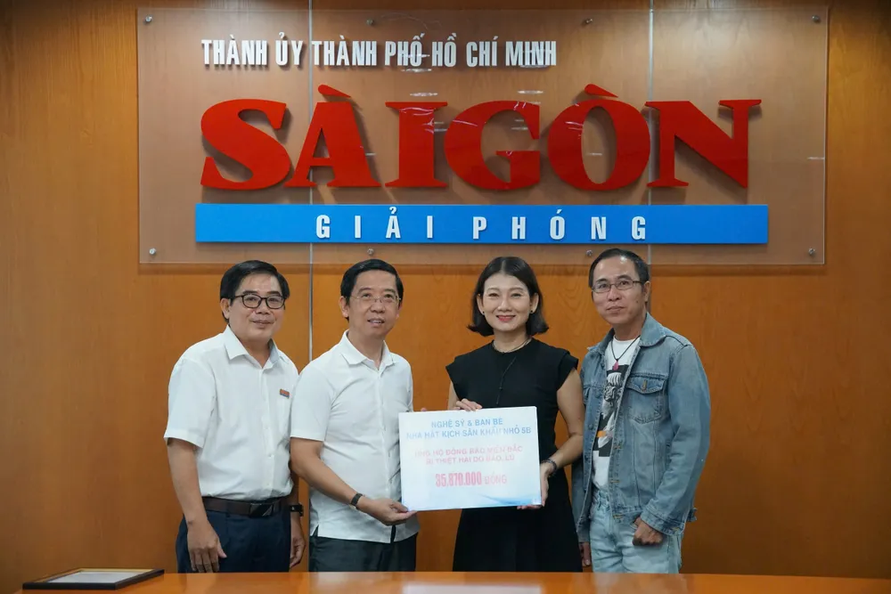 Báo Sài Gòn Giải Phóng tiếp nhận 35 triệu đồng từ  Nghệ sỹ và bạn bè Nhà hát kịch sân khấu nhỏ.jpg