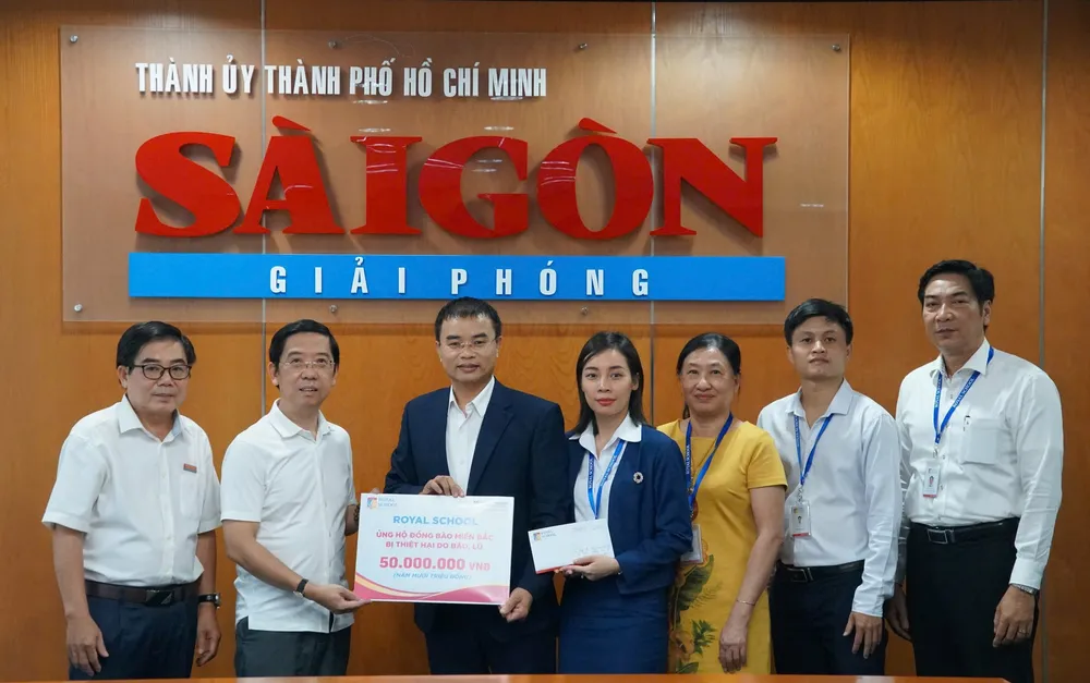 Nhà Báo Nguyễn Thành Lợi tiếp nhận 50 triệu đồng từ Royal School.jpg