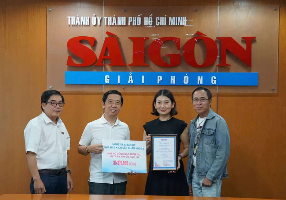 Nhà Báo Nguyễn Thành Lợi trao thư cảm ơn đến NSND Mỹ Uyên.jpg