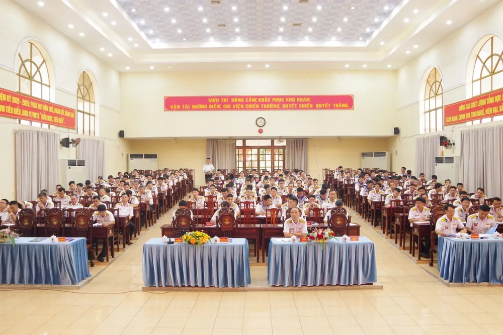 Cán bộ, chiến sỹ Lữ đoàn tham dự buổi nói chuyện truyền thống ảnh Đức Việt.jpg