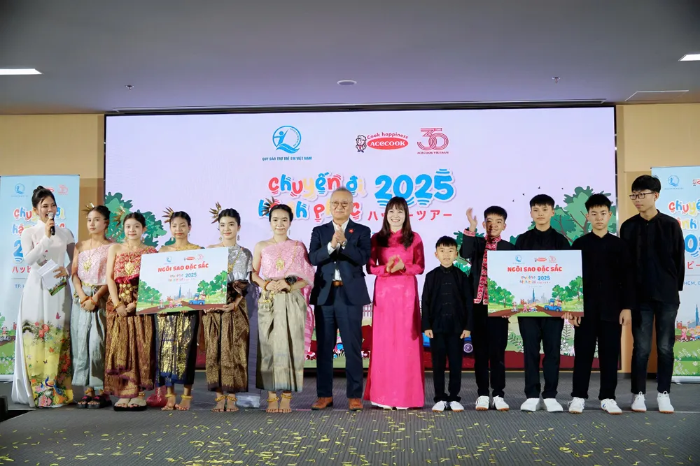 Ông Kaneda Hiroki - Tổng Giám đốc Acecook Việt Nam và bà Nguyễn Thị Hiền - Phó Giám đốc Quỹ BTTEVN trao giải Ngôi sao đặc sắc cho đội thắng cuộc. Ảnh: VIỆT NGA