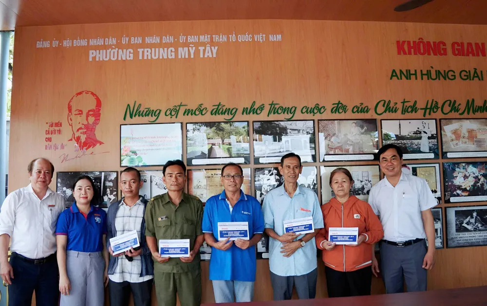 Báo Sài Gòn Giải Phóng tặng quà tri ân các gia đình người có công với cách mạng có hoàn cảnh khó khăn tại phường Trung Mỹ Tây. Ảnh: VIỆT NGA