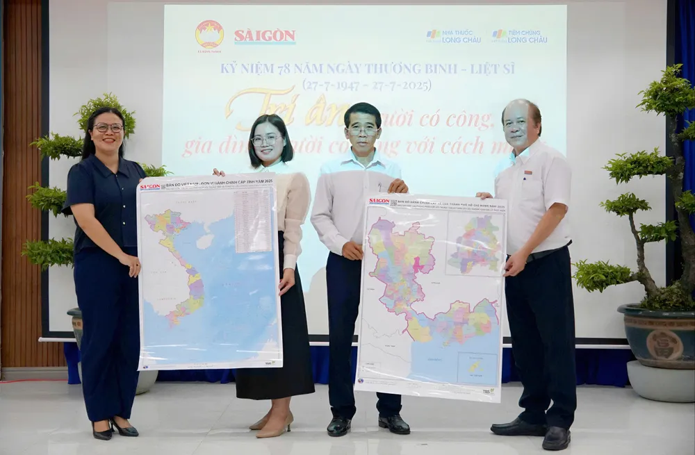 Đại diện Báo Sài Gòn Giải Phóng trao tặng Bản đồ đơn vị Hành chính cấp tỉnh Việt Nam và Bản đồ Hành chính cấp xã của TPHCM năm 2025 cho Đảng ủy xã Đông Thạnh. Ảnh: VIỆT NGA