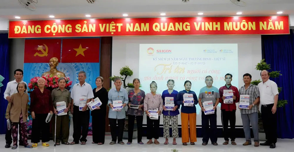 Báo Sài Gòn Giải Phóng tặng quà tri ân gia đình có công với cách mạng tại xã Đông Thạnh ngày 28-7. Ảnh: VIỆT NGA
