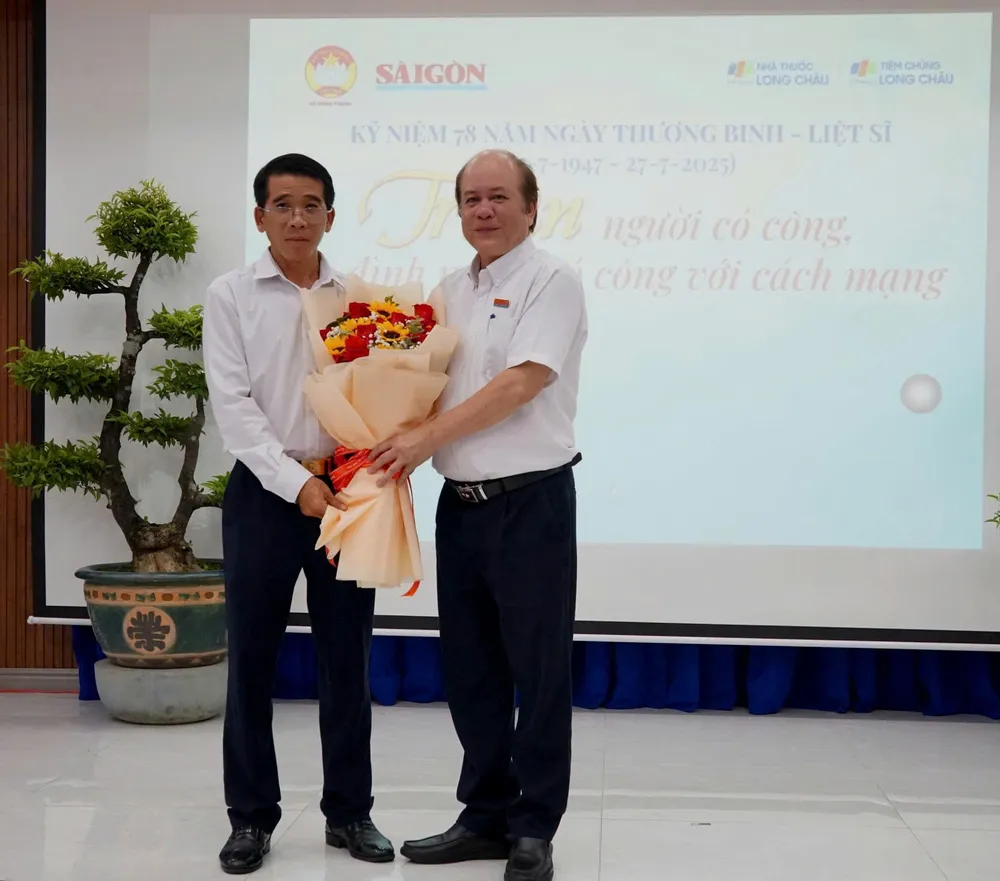 Ông Trần Việt Hùng, Chủ tịch Ủy ban MTTQ Việt Nam xã Đông Thạnh cảm ơn Báo Sài Gòn Giải Phóng