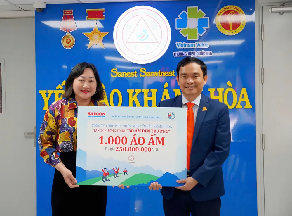 Tiếp nhận bảng trao.jpg