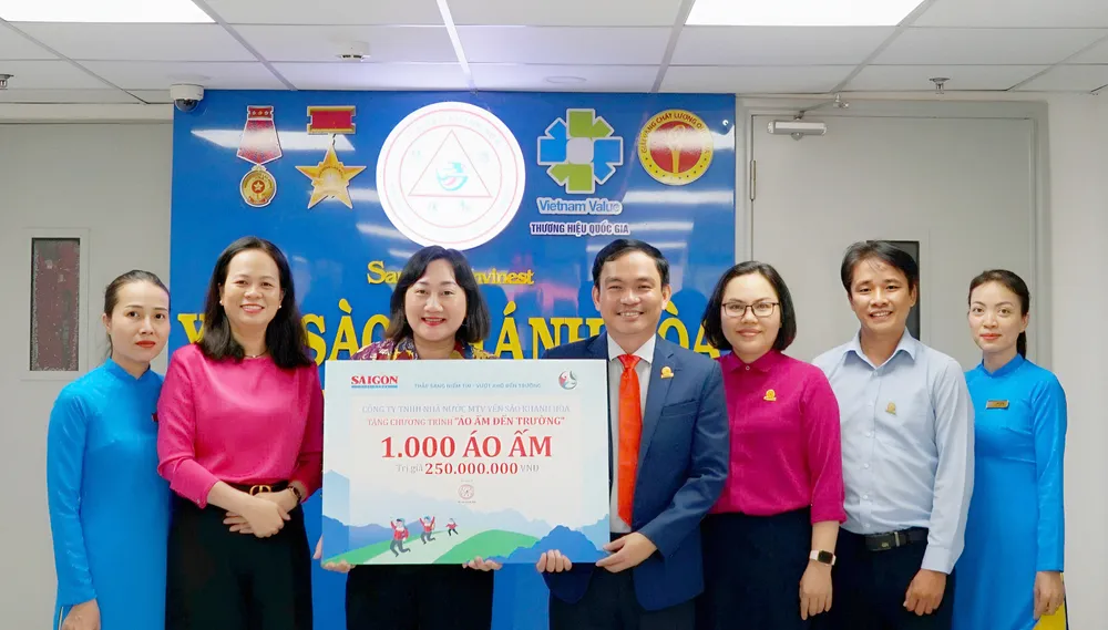 Trao bảng 1000 áo ấm (1).jpg