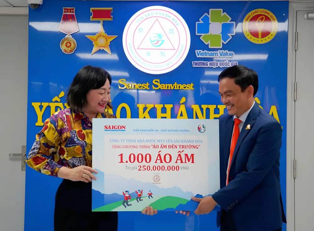 Trao bảng 1000 áo ấm (4).jpg