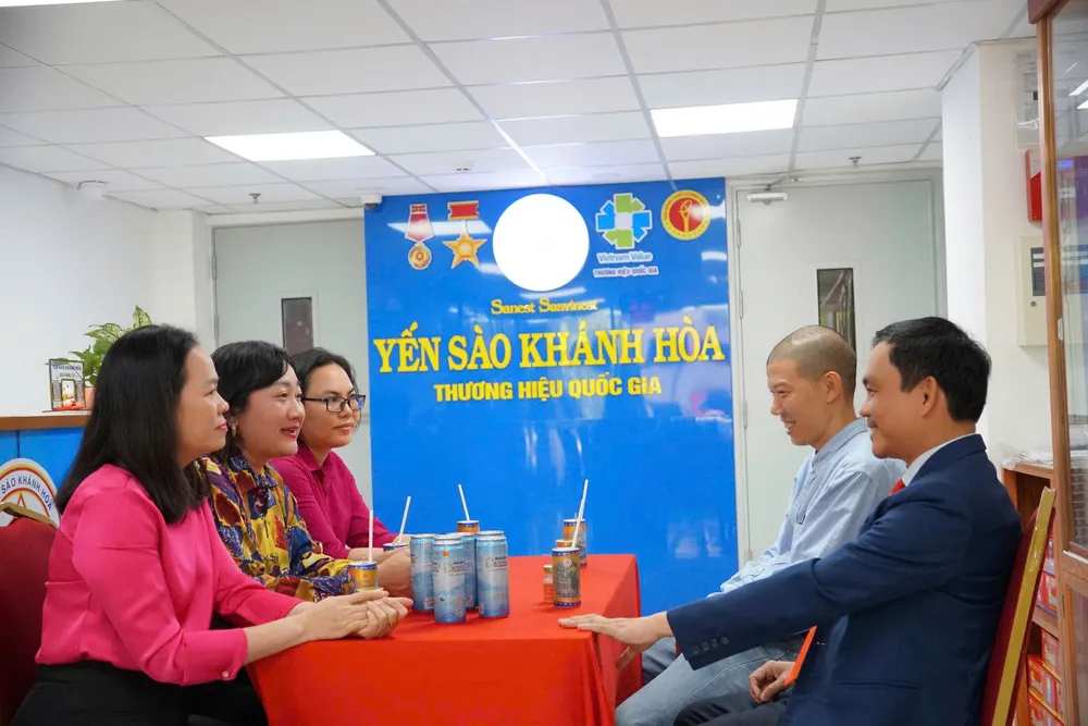 yến sào Khánh Hòa tặng 1000 áo ấm.jpg