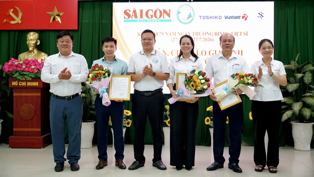 tặng quà tri ân dịp 27-7 tại phường Minh Phụng (1).jpg
