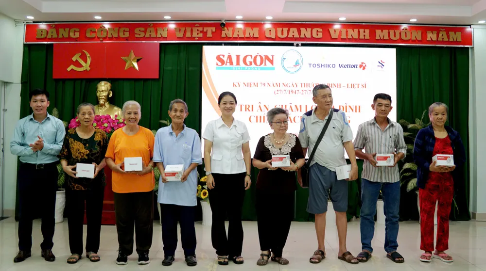 tặng quà tri ân dịp 27-7 tại phường Minh Phụng (10).jpg