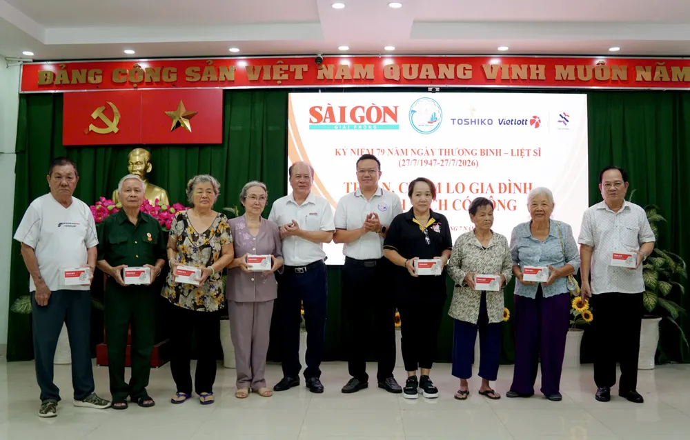 tặng quà tri ân dịp 27-7 tại phường Minh Phụng (12).jpg