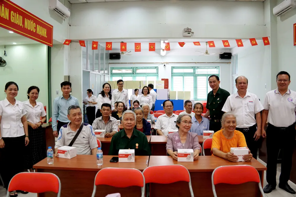 tặng quà tri ân dịp 27-7 tại phường Minh Phụng (2).jpg