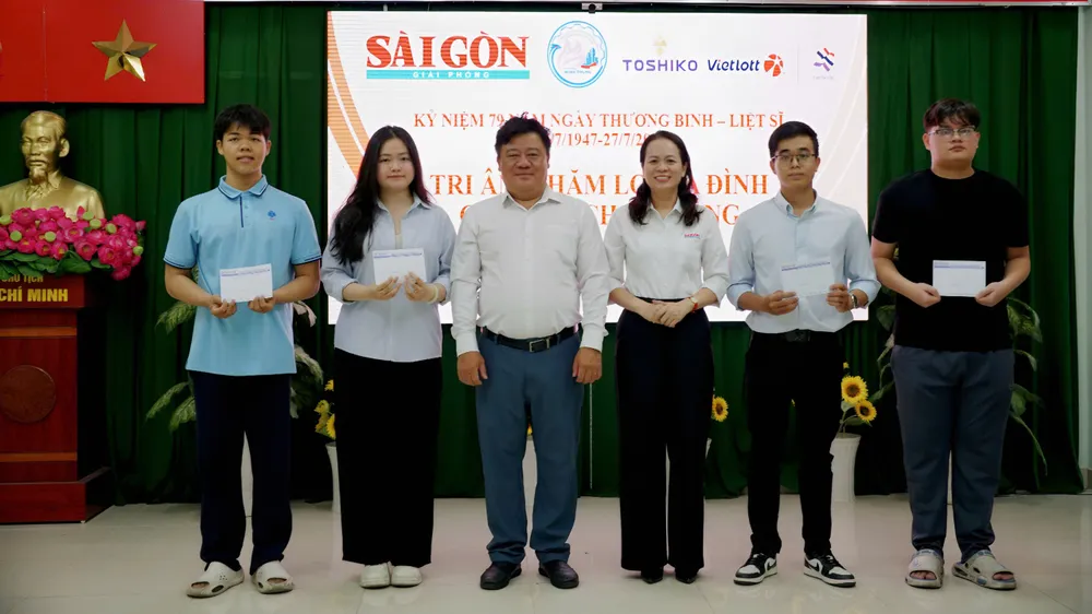 tặng quà tri ân dịp 27-7 tại phường Minh Phụng (3).jpg
