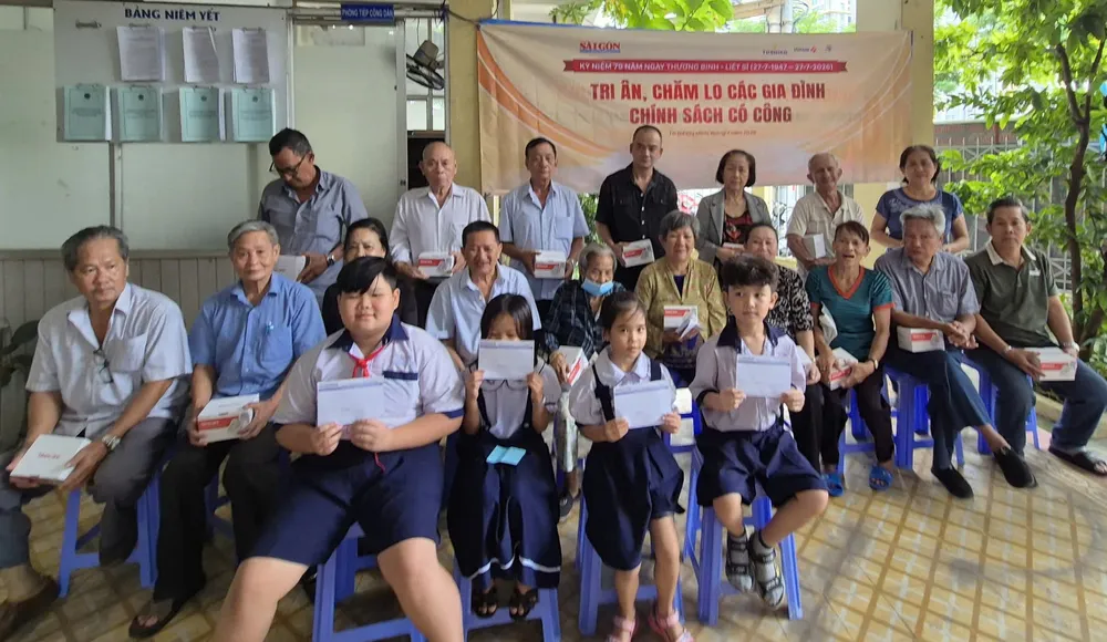tặng quà tri ân dịp 27-7 tại phường Vân Đồn.jpg