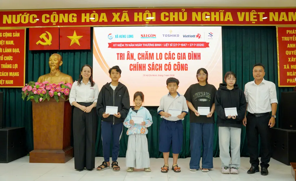 Trao học bổng do Quỹ Tâm Tài Việt tài trợ.jpg