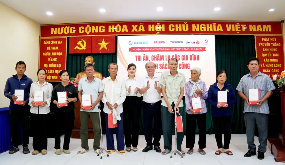 trao quà tại xã Hưng Long (11).jpg