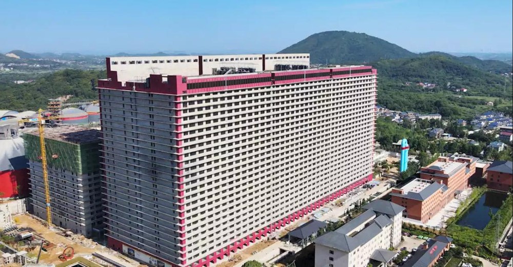 中国中部一座26层高的巨型养猪楼。图自HEAD TOPICS