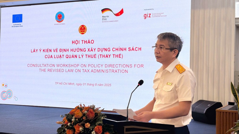  税务局长梅春成在研讨会上发言。 