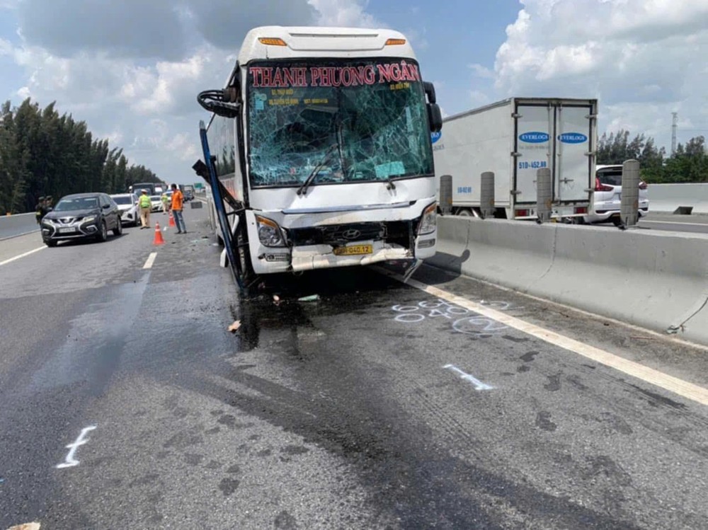 图：胡志明市-忠良高速公路事故现场。 