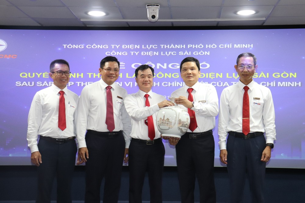 EVNHCMC领导向西贡电力公司赠送祝贺礼物。 