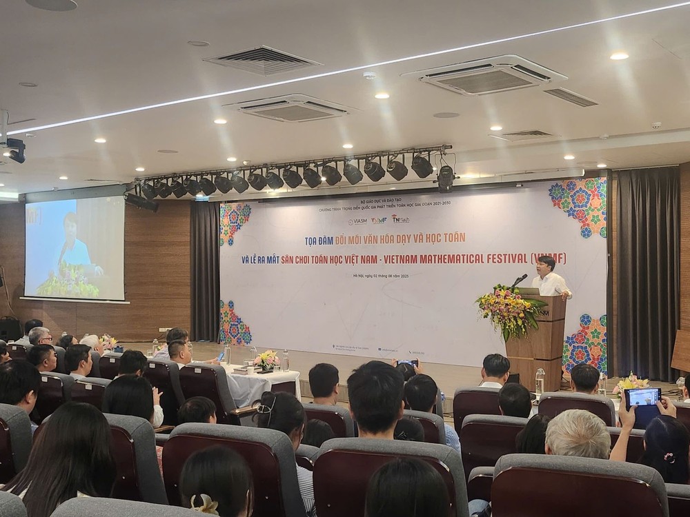 专家在会上发表意见。 