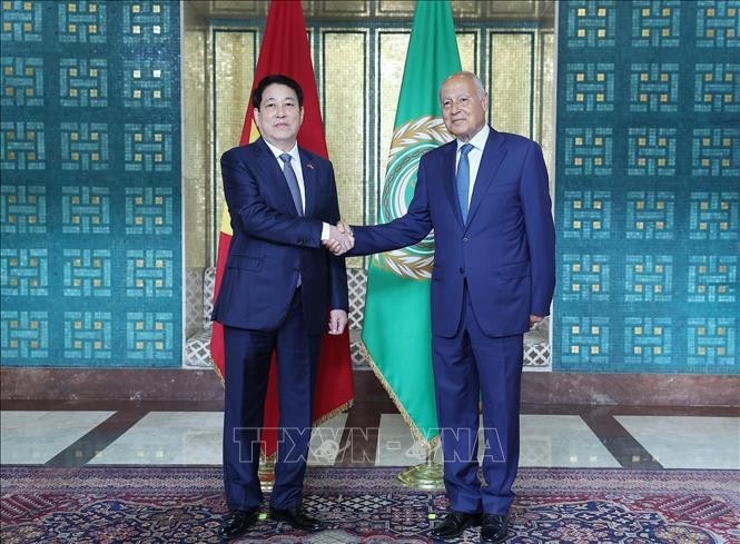 阿拉伯联盟秘书长艾哈迈德·阿布·盖特迎接国家主席梁强。