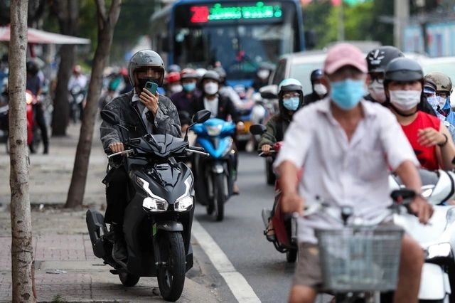 胡志明市交警处罚多名驾驶时手持和使用手机者。 