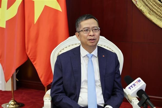 越南驻中国大使范清平接受越通社记者的采访。