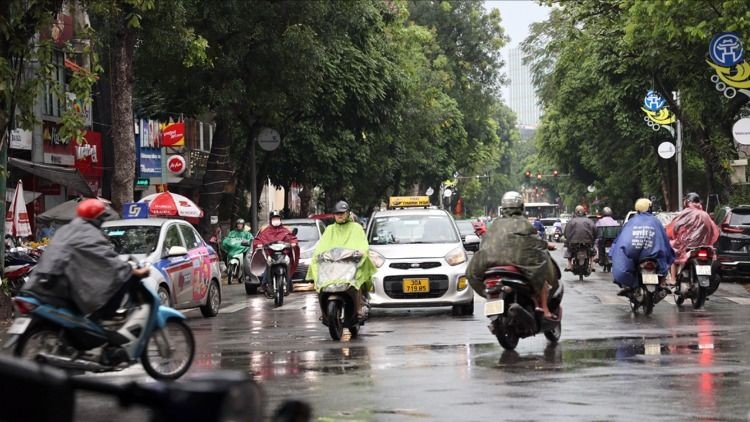 胡志明市下午出现雷雨。