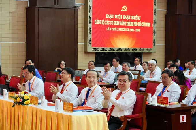 各位代表出席大会。