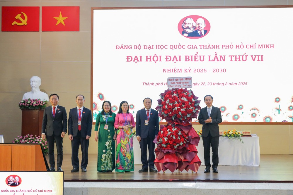 胡志明市市委书记阮文年向大会赠送花篮祝贺。 