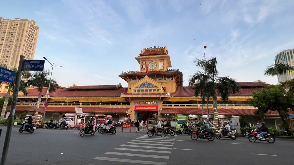 平西市场由华人商人郭琰于1928年出资兴建，并捐赠给当时的西贡政府。 