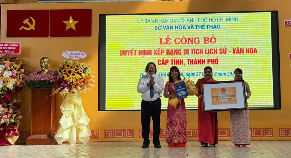 向被列为市级的工程、地点所在的单位、地方颁发证书