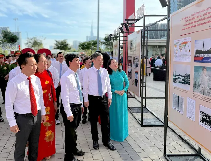 胡志明市和安庆坊领导参观展览。 