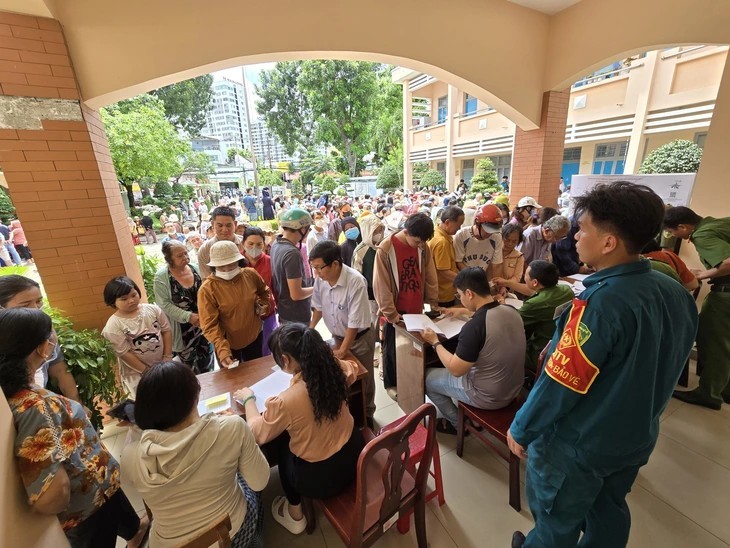 铃春坊居民直接领取10万元国庆礼物。 