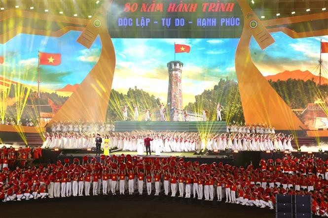 以“独立—自由—幸福80年征程”为主题的特别国家艺术晚会9月1日晚在河内美亭国家体育场举行。
