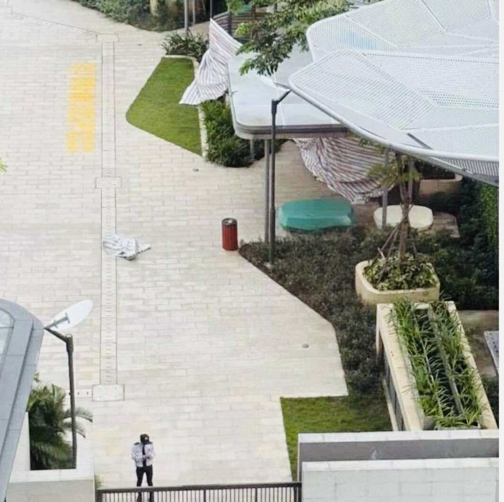 公寓区保安员封锁现场并向地方公安报案。 