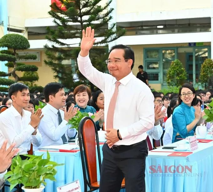 胡志明市人委会主席阮文得出席陈富高中学校的教育部门传统80周年纪念暨2025-2026学年开学典礼。 