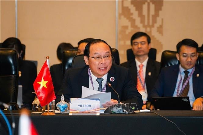 越南农业与环境部副部长黎功成在会上发表讲话。