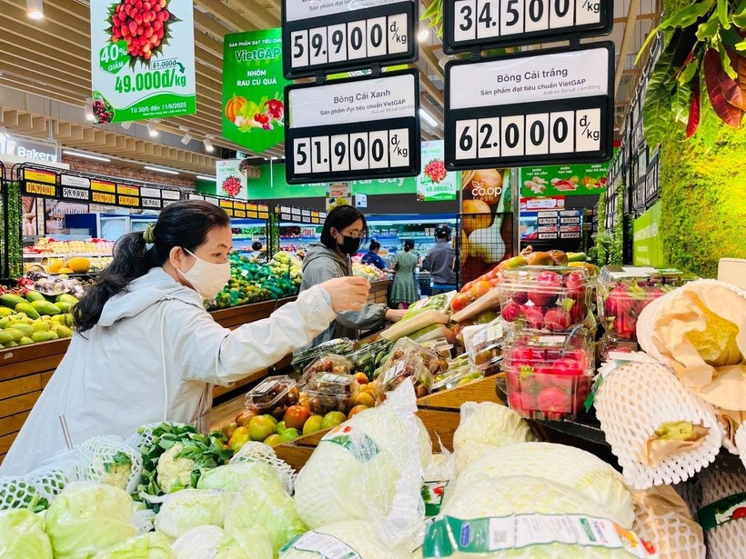 民众在超市选购水果。